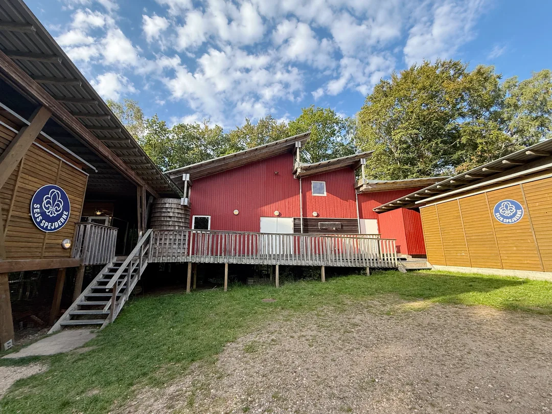 Bjørnholthytten med terrasse og trappe