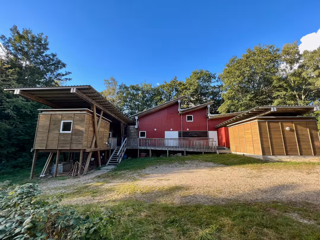 Bjørnholthytten set fra grusvejen ved hytten