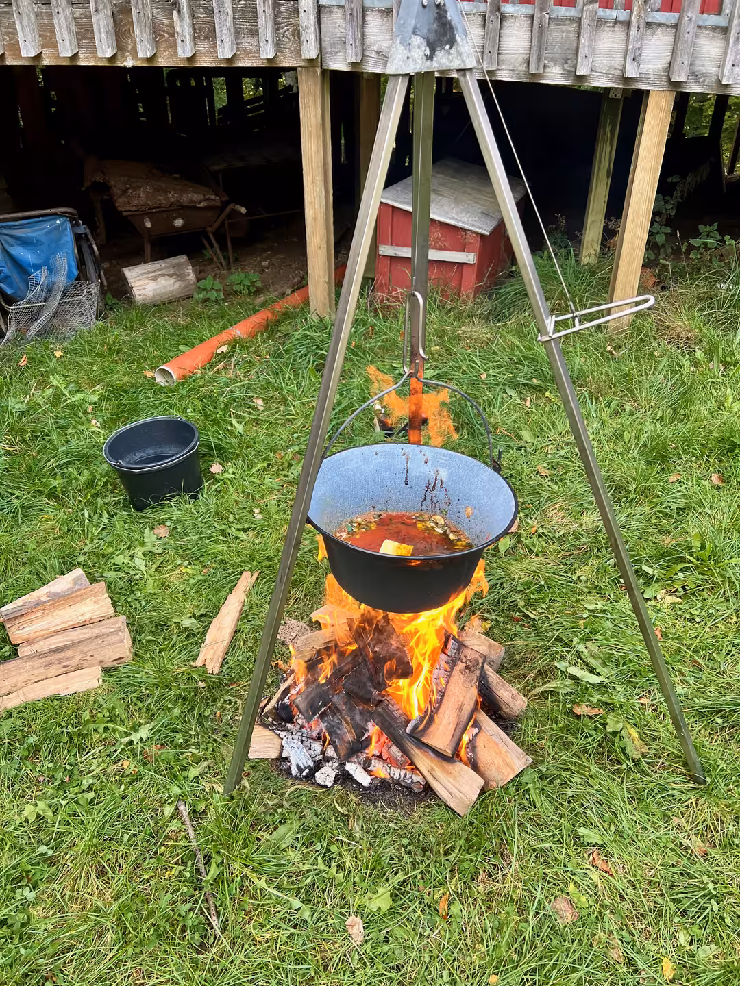 Tilberedning af mad over bål ved Bjørnholthytten
